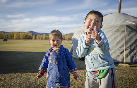 草原上可爱的蒙古族儿童背景图片