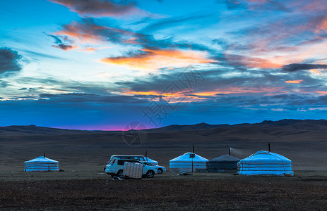 沙漠游牧民族内蒙古草原蒙古包与日出背景