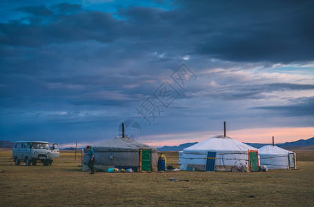 内蒙古草原蒙古包与日出图片