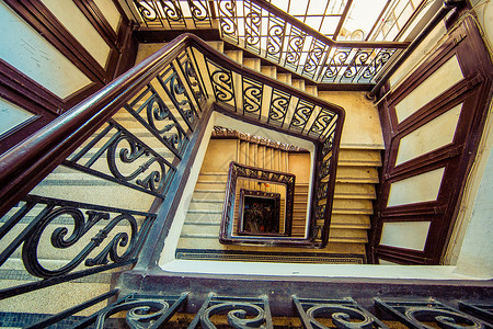 上海老建筑里的旋转楼梯高清图片