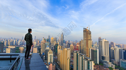 高处瞭望人站在天台上俯瞰上海城市的人背景