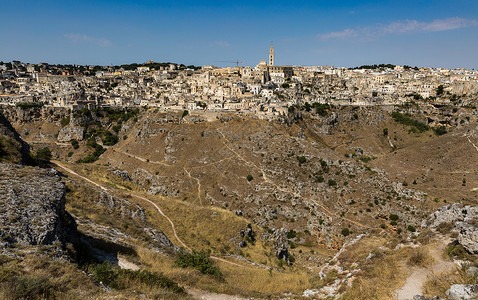 马泰拉石头修建在山谷中的意大利石头城背景