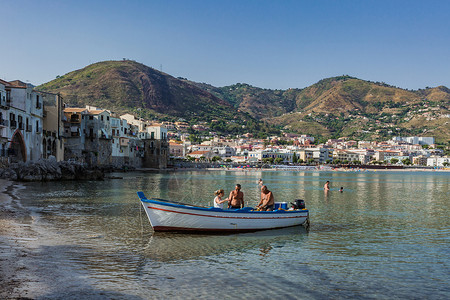 夏季太阳伞地中海边上的意大利旅游小镇背景