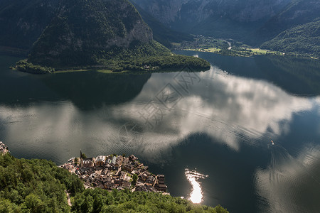 湖光山色中的奥地利旅游小镇哈尔施塔特图片
