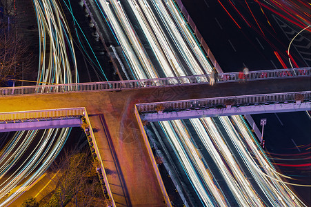 城市天桥夜景和车轨图片