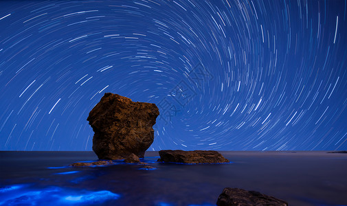 水面上的星轨银河星轨背景设计图片