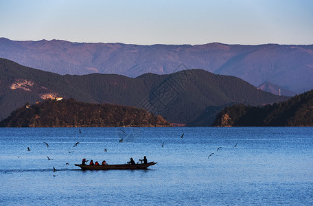 海上游人泸沽湖晨曲背景
