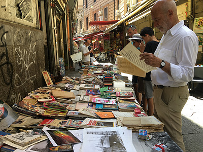 旅游杂志意大利市场里的旧书摊背景