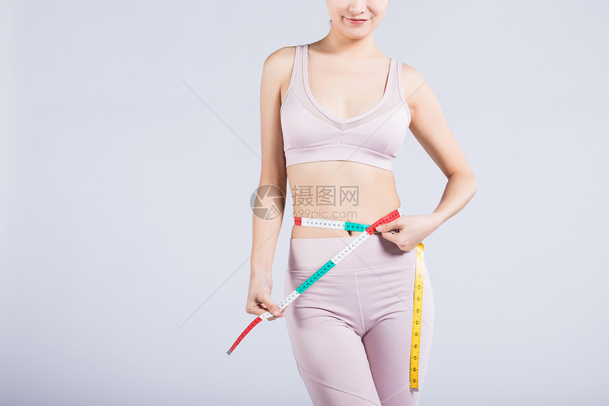 测量腰围年轻女人特写图片