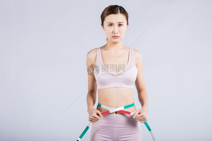 测量腰围年轻女人图片