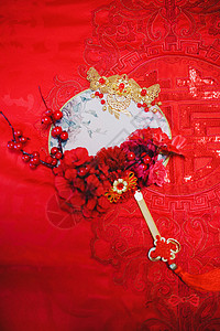花朵扇子中国风婚礼上的手捧扇子背景