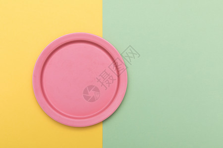 创意圆盘粉色盘子撞色搭配背景