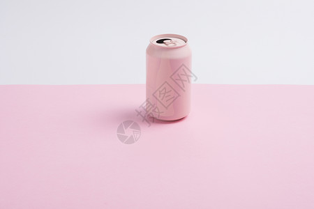 粉色易拉罐撞色静物背景