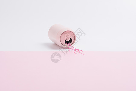 粉色易拉罐撞色静物背景图片
