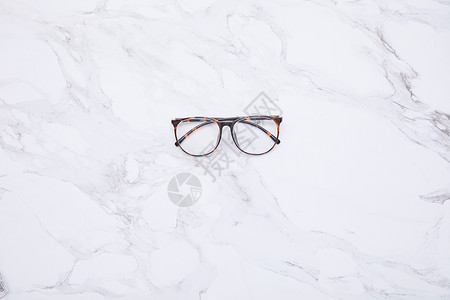 大理石紋放在大理石上的眼镜背景