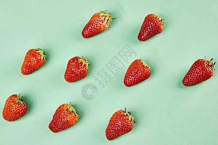 散落的草莓散落草莓高清图片
