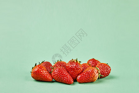 一堆草莓背景图片
