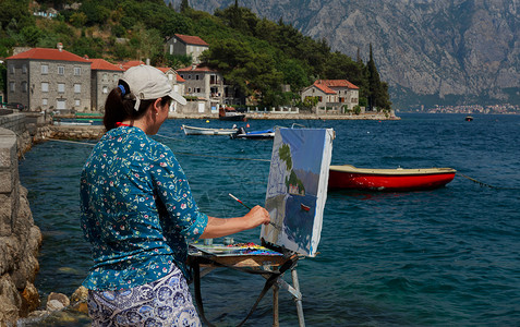 画家写生在海边画画的人背景