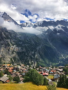 瑞士阿尔卑斯山山脚下的村庄背景图片