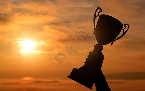 运动员颁奖胜利的奖杯剪影设计图片