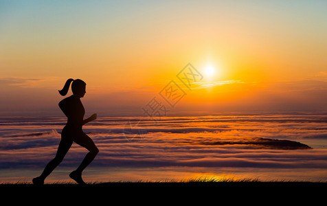 吊环云运动员夕阳下奔跑剪影设计图片