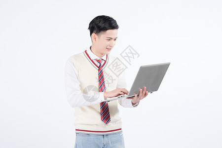 手持笔记本电脑的男性学生图片