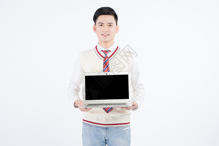 手持笔记本电脑展示的男性学生图片