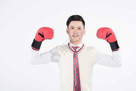 手带拳击手套的男性学生图片