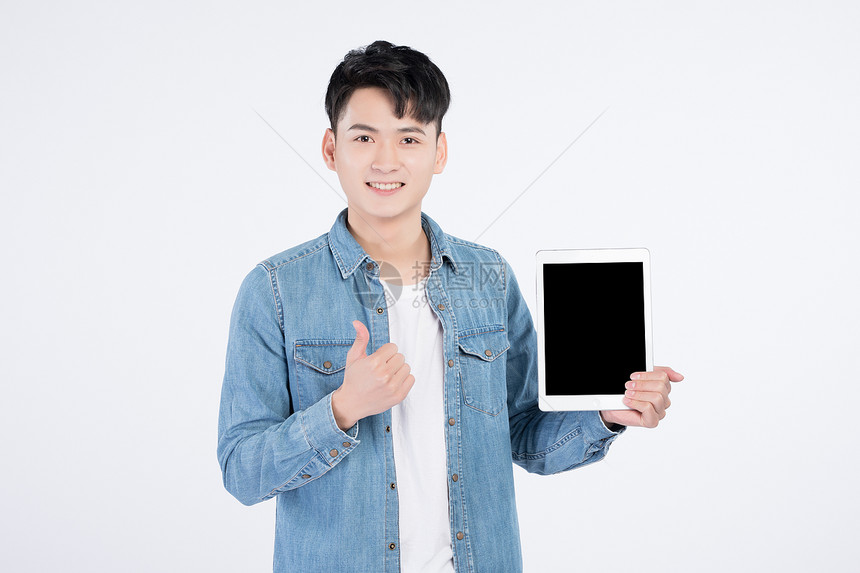 手持平板电脑的青年男性图片