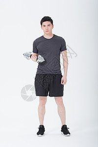 t恤网素材手举哑铃运动健身的青年男性背景
