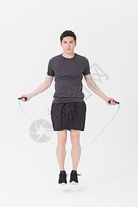 青年男子健身锻炼跳绳图片