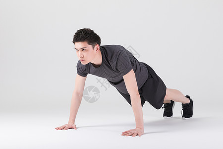 健身运动男性做平板支撑图片