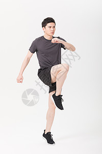 健身运动男性抬腿热身图片