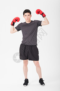 健身男性戴拳击手套肌肉展示生活方式高清图片素材