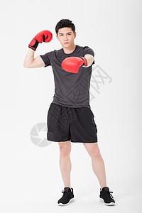 健身男性戴拳击手套打拳出拳健壮高清图片素材
