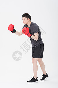 健身男性戴拳击手套打拳出拳图片