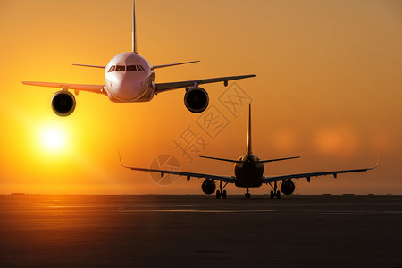 首都飞机夕阳下降落设计图片