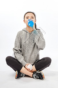 青年女性喝水补充体力动作高清图片