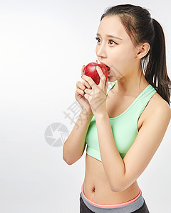 青年女性手持红苹果动作图片