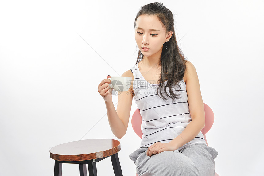 青年女性喝茶喝咖啡图片