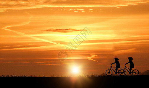 骑车男孩夕阳下骑车小孩剪影设计图片