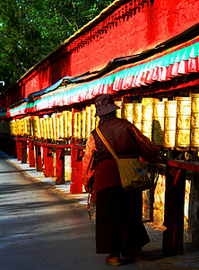 虔诚祈祷拉萨街头转经的老者背景