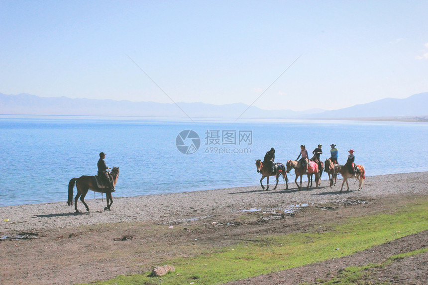 新疆赛里木湖湖边骑马的哈萨克族少年们图片