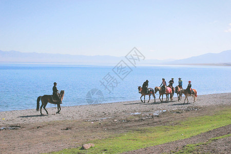 新疆赛里木湖湖边骑马的哈萨克族少年们图片