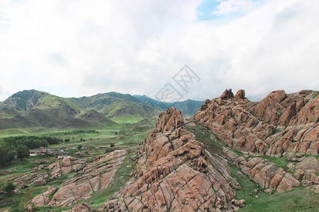 化石山丘新疆阿勒泰地区的恐龙化石山背景