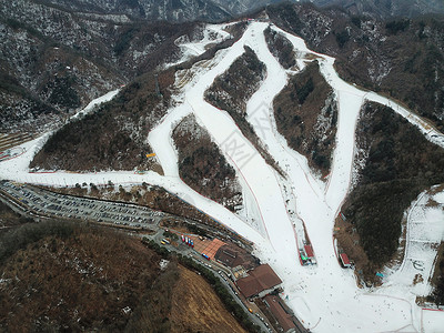 韩国雪道航拍韩国江原道滑雪场背景