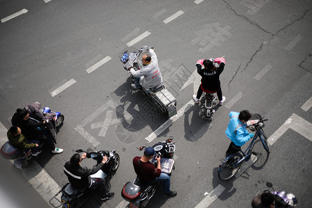 骑自行遵守交通法规非机动车随意变道逆行背景