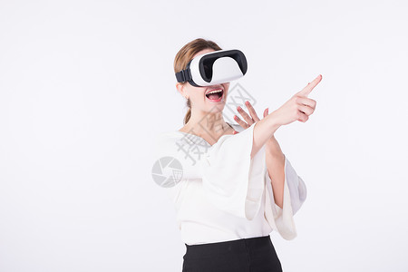 外国女性白领头戴VR眼镜图片