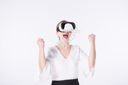 外国女性白领头戴VR眼镜图片