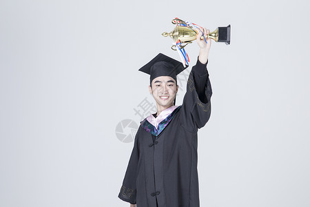 拿着奖杯的毕业生图片